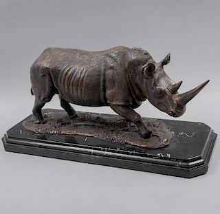 JAVIER MORENO TRUJILLO. Rinoceronte. Firmado y fechado 98. Fundición en bronce con base de mármol negro, 4/20. 24 x 57 x 18 cm