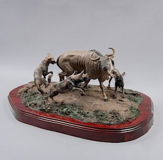 JAVIER MORENO TRUJILLO. Ñu contra jauría de hienas. Firmado y fechado 98. Fundición en bronce con base de madera, 1/20. 22 x 56 x 33 cm