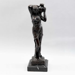 Aguadora. Siglo XX. Estilo Neoclásico. Fundición en bronce patinado con base de mármol. 46 cm de altura.