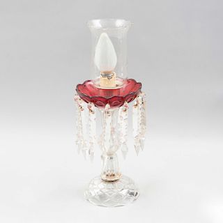 Lámpara de mesa. Siglo XX. Elaborada en vidrio prensado transparente y rojo, con pendientes de cristal facetado. Para 1 luz.