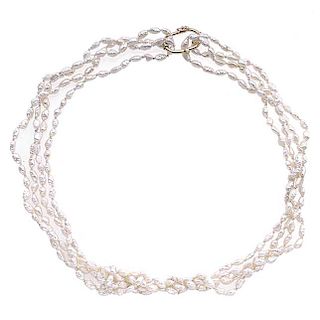 Collar de cuatro hilos de perlas y broche en oro amarillo de 14k. Perlas de río. Peso: 27.3 g.