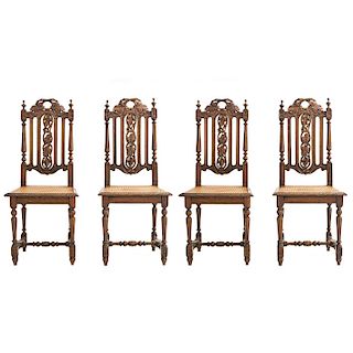 Lote de 4 sillas. Francia. Siglo XX. Estilo Enrique II. En talla de madera de roble. Con respaldos semiabiertos y asientos de bejuco.