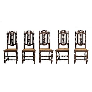 Lote de 5 sillas. Francia. Siglo XX. Estilo Enrique II. En talla de madera de roble. Con respaldos semiabiertos y asientos de bejuco.