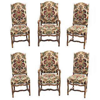 Lote de 2 sillones y 4 sillas. Francia. Siglo XX. En talla de madera de roble. Con respaldos y asientos acojinados en tapicería floral