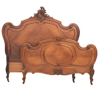 Cama matrimonial. Francia. Siglo XX. Estilo Luis XV. En talla de madera de roble. Con cabecera, piecera y 2 largueros.