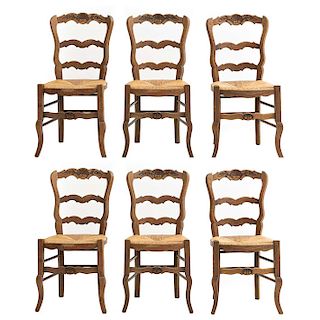 Lote de 6 sillas. Francia. Siglo XX. Estilo Luis XV. En talla de madera de roble. Con respaldos semiabiertos y asientos de palma tejida