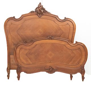 Cama matrimonial. Francia. Siglo XX. Estilo Luis XV. En talla de madera de nogal. Con cabecera, piecera y 2 largueros.
