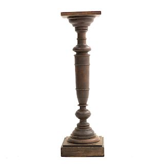 Pedestal. Francia. Siglo XX. En talla de madera de nogal. Con cubierta cuadrangular y fuste compuesto. 102 x 28 x 28 cm.