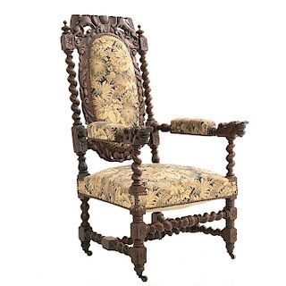 Sillón. Francia. Siglo XX. En talla de madera de roble. Con respaldo cerrado y asiento en tapicería vegetal.