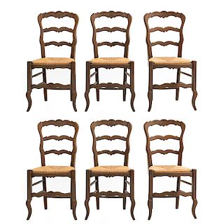 Lote de 6 sillas. Francia. Siglo XX. Estilo Luis XV. En talla de madera de roble. Con respaldos semiabiertos y asientos de palma.