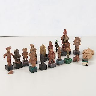 Collection Pre-Columbian figures and pipe