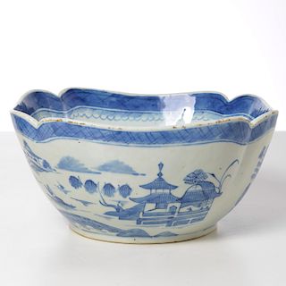 Chinese Export Canton porcelain salad bowl