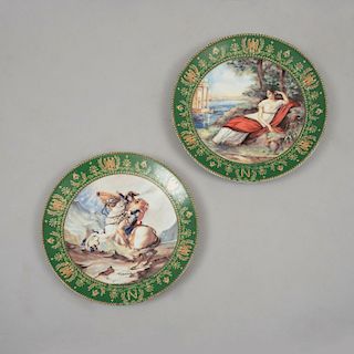 Juego de platos decorativos de Napoleón cruzando los Alpes y Josefina. Francia, Ca. 1983. Elaborados en porcelana D'Arceau Limoges.Pz:2