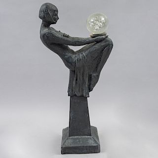 Escultura de Femme Fatale. Estilo Art Decó. Elaborada en terracota con esfera de vidrio. 61 cm de altura.