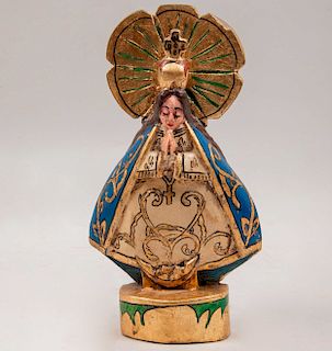 Virgen de Zapopan. México, siglo XX. Talla en madera estucada y policromada con detalles en esmalte dorado.