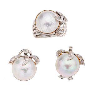 Anillo y par de aretes con medias perlas y diamantes en plata paladio. 3 medias perlas color gris de 12 mm. 19 diamantes corte 8...