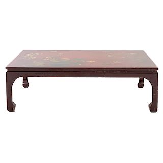Mesa de centro. SXX. En madera laqueada. Color rojizo. Decorada con elementos pintados a mano. 40 x 130 x 80 cm.