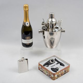 Lote de accesorios para vino y ánfora pequeña. Bar set cocktail: botella vino blanco y juego de bar set. Piezas: 3