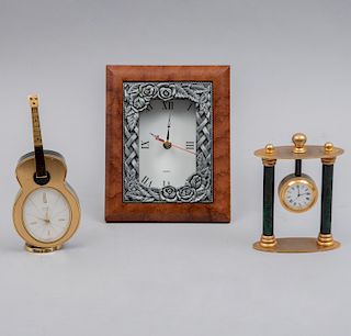 Lote de relojes de mesa. Suiza, Japón, otro, siglo XX. Elaborados en metal dorado y resina. Mecanismos de cuarzo y cuerda. Pz: 3