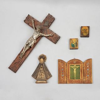 Lote de objetos sacros. México, siglo XX. Elaborados en madera tallada, esgrafiada, con impresiones y pewter. Piezas: 5