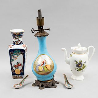 Lote mixto de artículos decorativos. China, otros, siglo XX. Elaborados en porcelana policromada. Piezas: 5