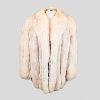 Abrigo corto de piel de zorro plateado con guardapolvo. Talla aproximada: Mediana.