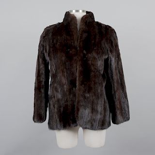 Abrigo corto elaborado en piel mink color café. Talla aproximada: Mediana.