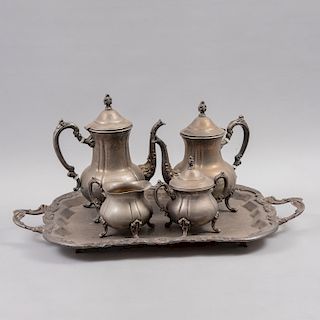 Juego de té. EUA, siglo XX. Elaborado en metal plateado Towle. Decorado con prensados orgánicos, acanalados y florales. Piezas: 5