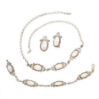 Collar, pulsera y par de aretes plata con medias perlas en plata. 9 medias perlas de abulón. Peso: 46.8 g.