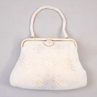 Bolso de noche. Japón, años 70. Elaborado en textil con aplicaciones de chaquira blanca y broches de metal dorado. 17 x 22 cm