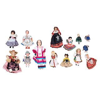 Lote de muñecas. Ca. 1900. Incluye muñecas de sololoy y de plástico, con vestimentas varias. Piezas: 14.