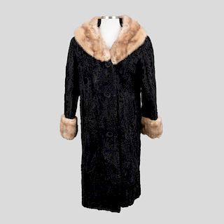 Abrigo largo de piel color negro con cuello y mangas de zorro. Talla aproximada: Mediana.