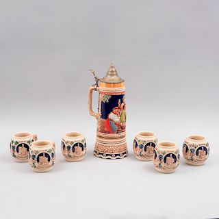 Tarro cervecero y tazas. República Federal de Alemania, años 60. Elaborados en cerámica policromada y aplicaciones de pewter. Pz: 7