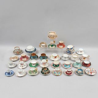 Colección de tazas con platos base. Origen europeo, siglo XX. Elaboradas en porcelana policromada Herend, Limoges y Bavaria. Pz: 33