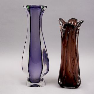 Lote de floreros. Años 70. Elaborado en cristal de murano color café y color violeta. Diseños orgánicos. Piezas: 2