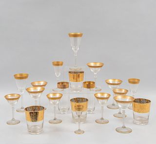 Servicio abierto de copas y vasos. Siglo XX. Elaborados en vidrio. Decorados con cenefas en esmalte dorado con motivos orgánicos.Pz: 20