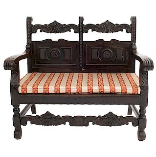Banca. Siglo XX. En talla de madera. Con respaldo semiabierto y asiento con cojín en tapicería rayada. 100 x 116 x 57 cm.