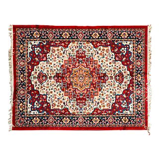 Tapete. Persia, siglo XX. Elaborado en fibras de lana y algodón. Con medallón central, con motivos florales. 221 x 168 cm