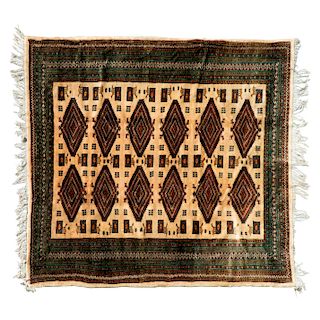 Tapete. Persia, Sarough Sherkat Faish, siglo XX. Anudado a mano en fibras de lana y algodón. 213 x 231 cm
