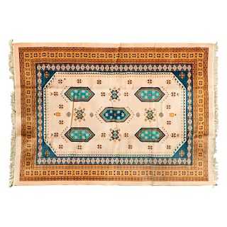 Tapete. Turquía, siglo XX. Estilo Turcomano. Elaborado en fibras de lana y algodón. Decorado con motivos florales. 337 x 237 cm