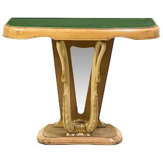 Consola. Italia. Años 40. Estilo Art Nouveau. Sobre el diseño de Vittorio Dassi. En madera tallada. Con cubierta rectangular verde.
