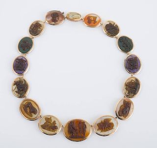 14K YELLOW GOLD AND AGATE NECKLACE WITH CARVED APPLIED DECORATION