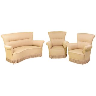 Sala. Italia. Años 60. En madera. Con tapicería color beige con flequillos inferiores. Love seat y par de sillones. Piezas: 3