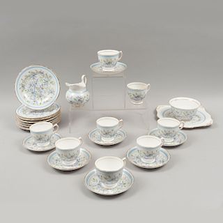 Servicio de té. Inglaterra, siglo XX. Elaborado en porcelana Tuscan acabado brillante con detalles en esmalte...