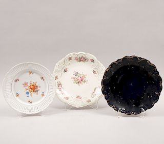 Lote de platos decorativos. Alemania, siglo XX. Elaborados en porcelana Bavaria acabado brillante con filos en...