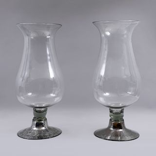 Par de candeleros. México, siglo XX. Elaborados en vidrio soplado. Diseño abombado con base circular. Piezas: 2