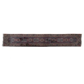 Tapete de pasillo. Persia. Siglo XX. Estilo Tabriz. En fibras de lana. Decorado con elementos vegetales, florales, etc. 428 x 85 cm.