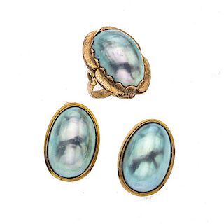 Anillo y par de aretes con medias perlas en oro amarillo de 10k. 3 medias perlas de abulón color azul de 16 x 25 mm. Talla: 6.<R...