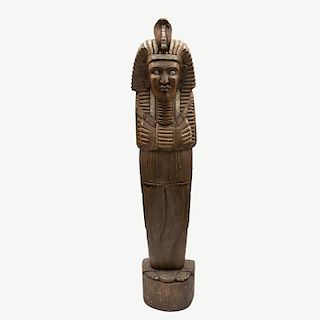 Escultura del sarcófago de Tutankamón. Siglo XX. Talla en madera esgrafiada.