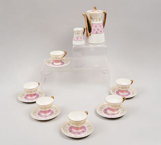 Juego de té. Siglo XX.  Elaborado en porcelana Royal China acabado iridiscente con cenefas en esmalte dorado. Para 6 servicios. Pz:14